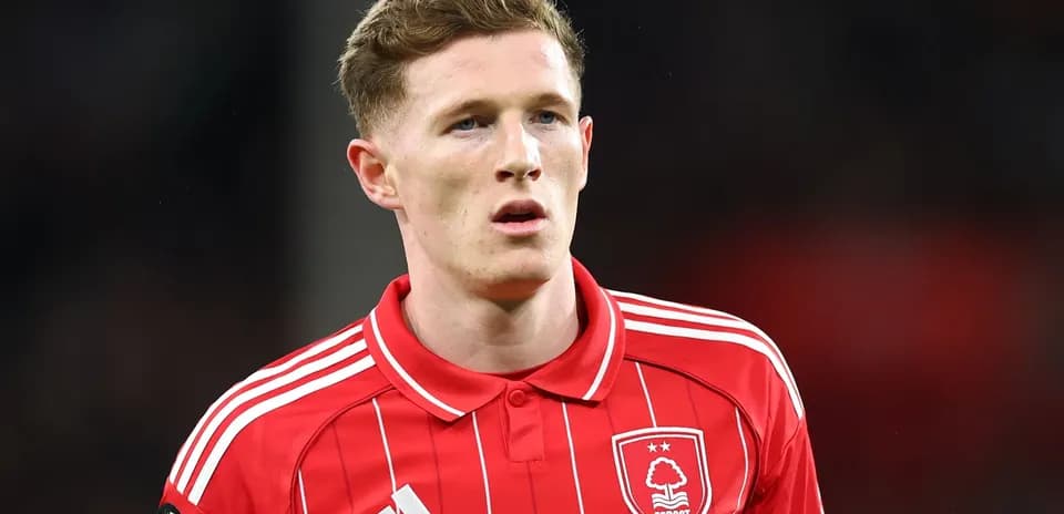 Jugador de Nottingham Forest en uniforme rojo