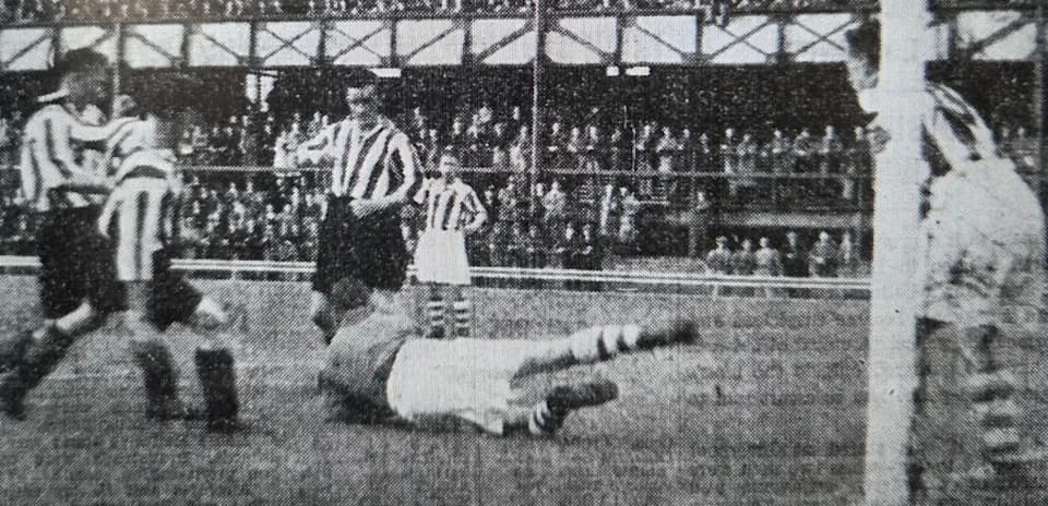 Jugador caído en el área durante un partido de fútbol