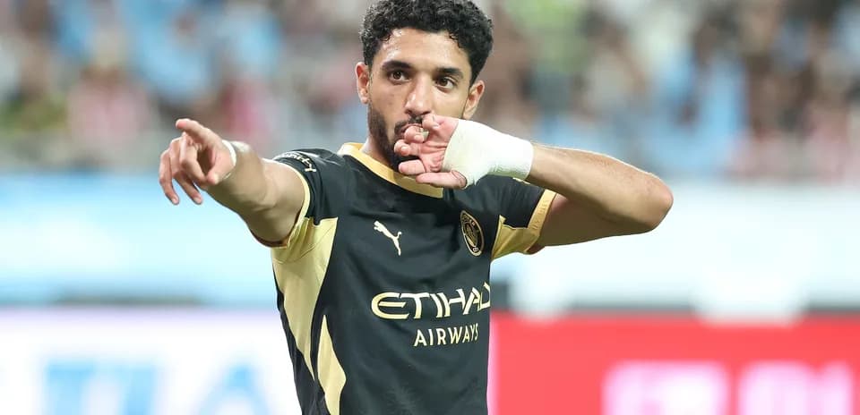 Jugador señalando hacia el público durante el partido