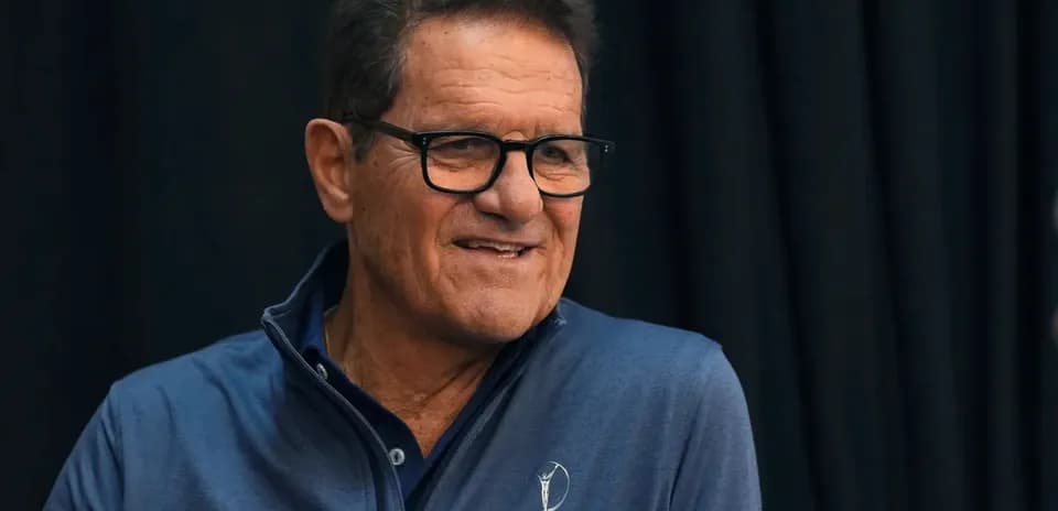 Hombre sonriendo durante una conferencia de prensa