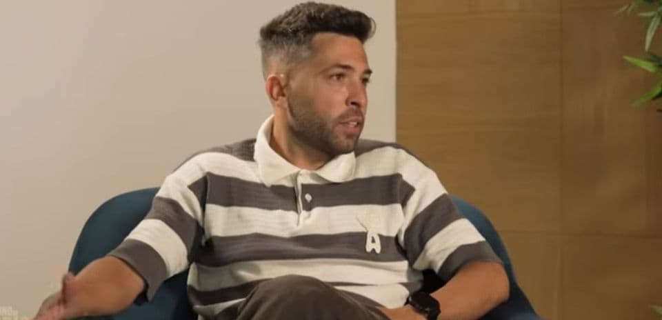 Entrevista a un hombre sentado en un sofá