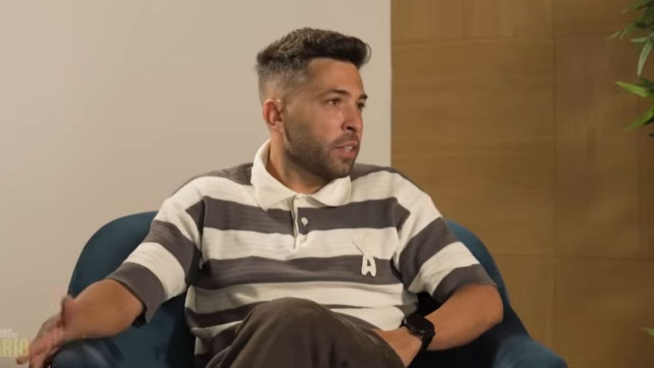 Entrevista a un hombre sentado en un sofá