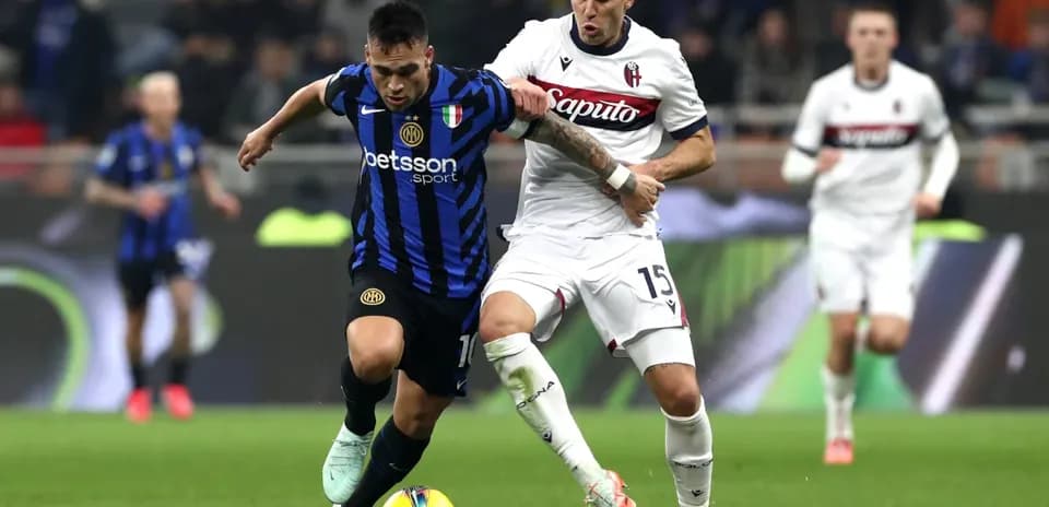 Lautaro Martínez y jugador de Bologna en acción