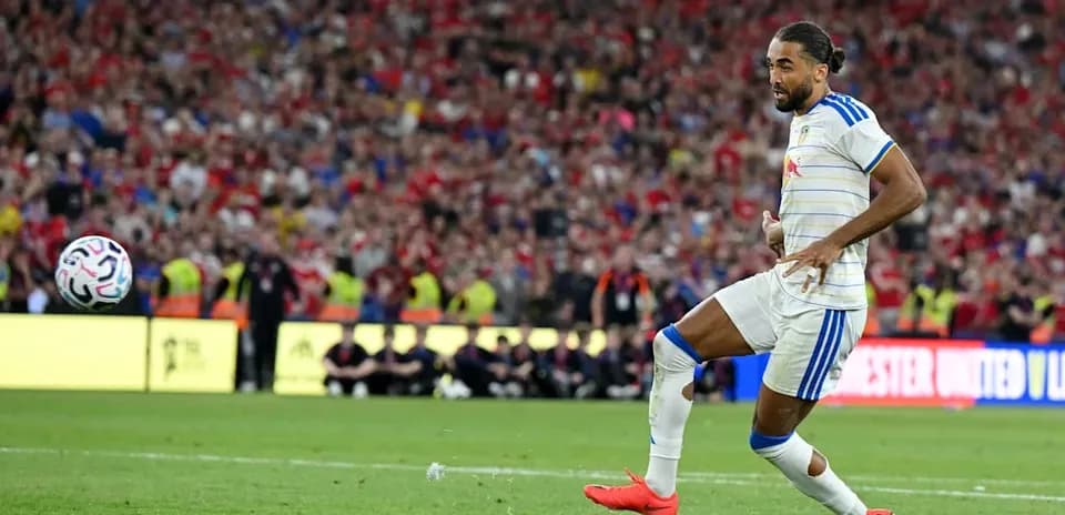 Jugador disparando el balón en el campo de fútbol