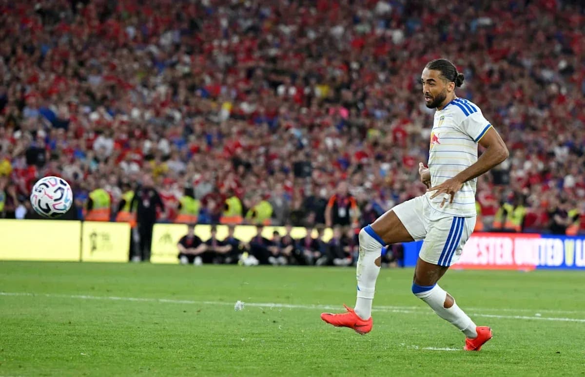 Jugador disparando el balón en el campo de fútbol