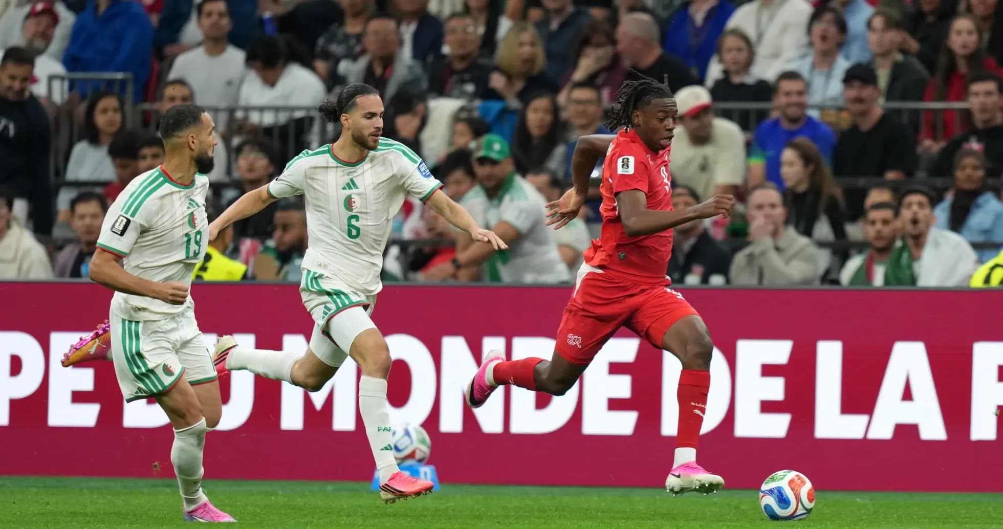 Jugadores de Suiza y Argelia en el Mundial