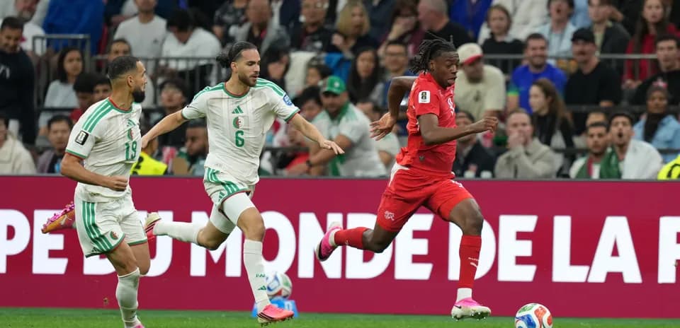 Jugadores de Suiza y Argelia en el Mundial