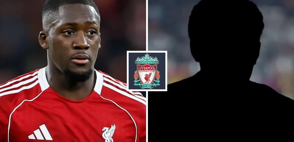 Jugador de Liverpool en uniforme rojo mirando hacia adelante