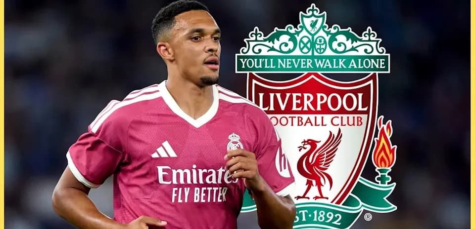 Jugador de fútbol en uniforme con escudo de Liverpool