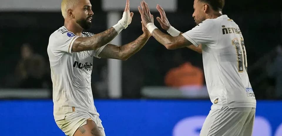 Jugadores celebrando un gol en el partido