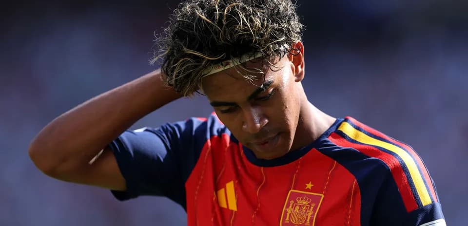 Jugador de España con camiseta roja, pensativo