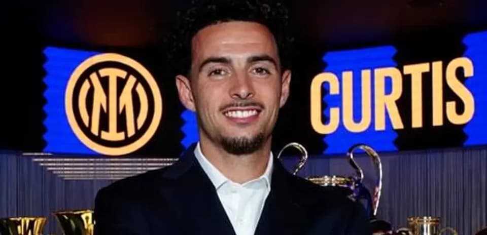 Jugador de Inter de Milán junto a trofeos