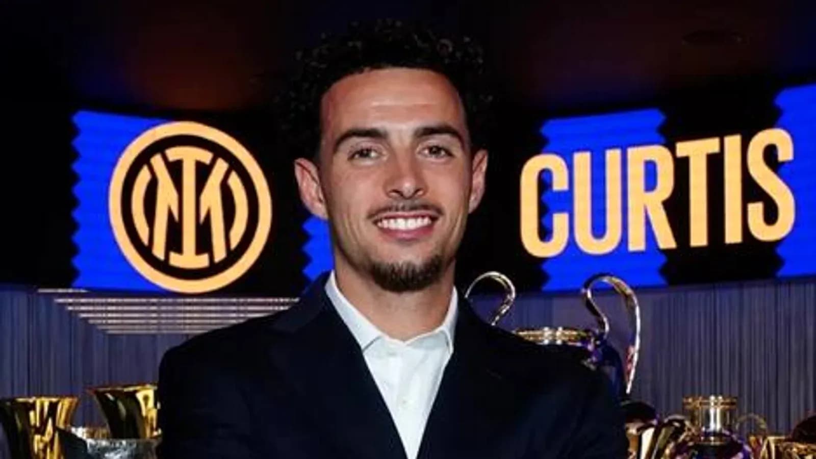 Jugador de Inter de Milán junto a trofeos