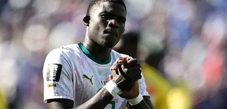 Jugador de fútbol con camiseta de Senegal en acción