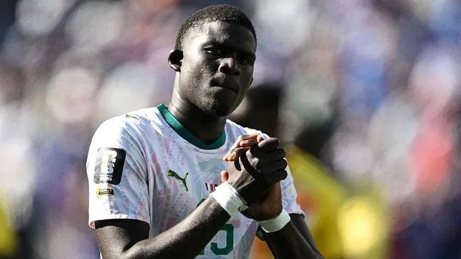 Jugador de fútbol con camiseta de Senegal en acción
