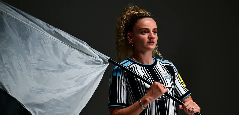 Jugadora sosteniendo una bandera en sesión fotográfica