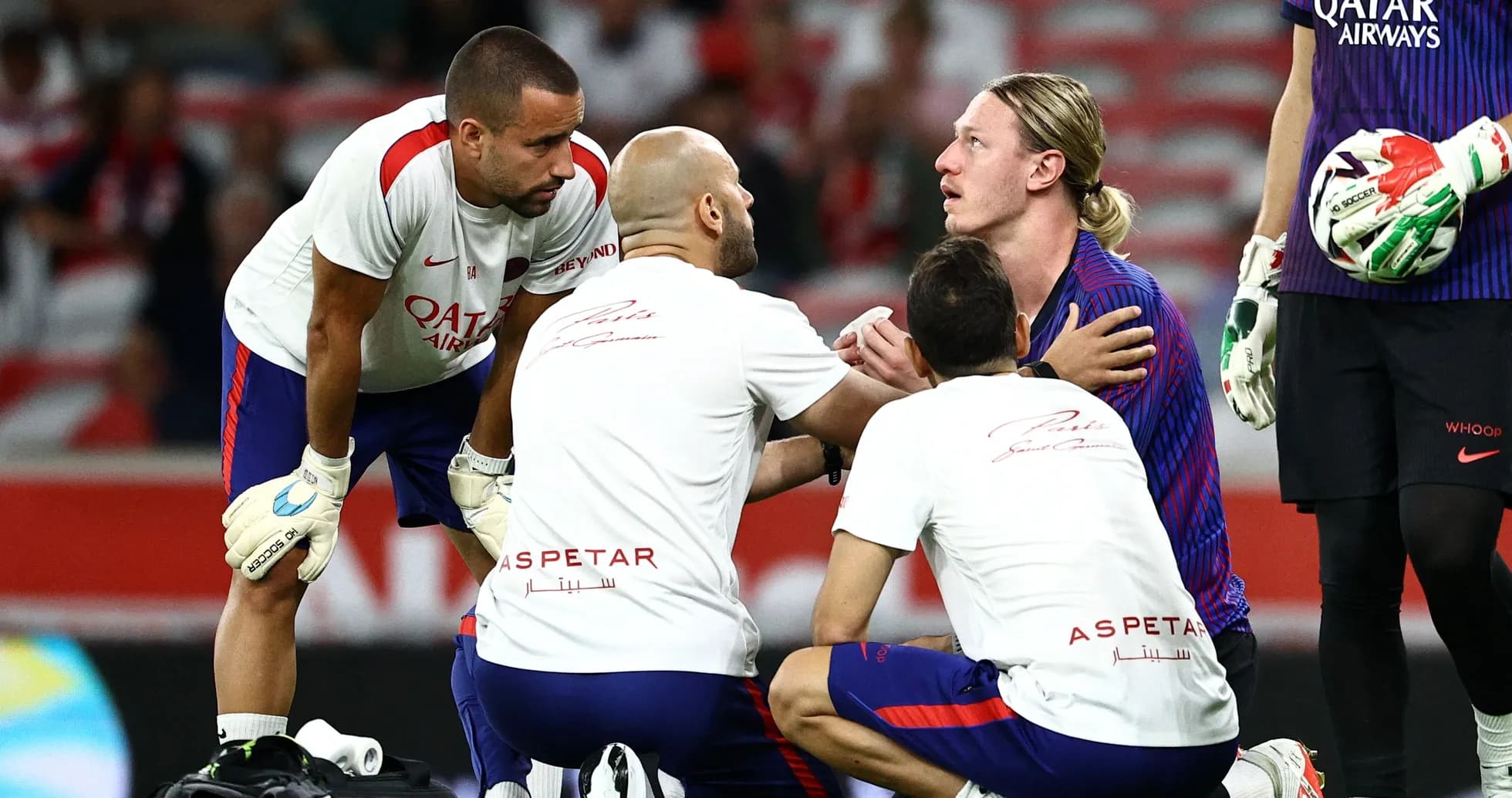 Equipo médico atendiendo a un jugador en el campo