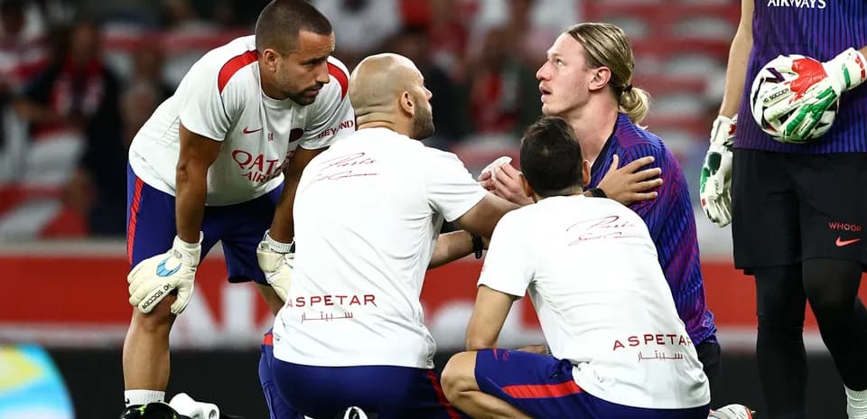 Equipo médico atendiendo a un jugador en el campo