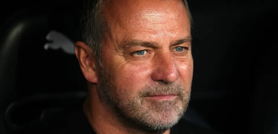 Entrenador sentado en el banquillo durante el partido