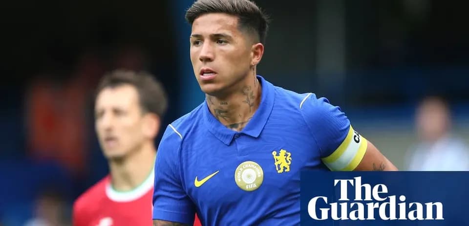 Jugador de Chelsea con camiseta azul durante el partido