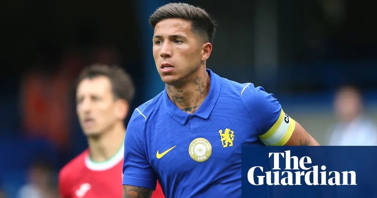 Jugador de Chelsea con camiseta azul durante el partido
