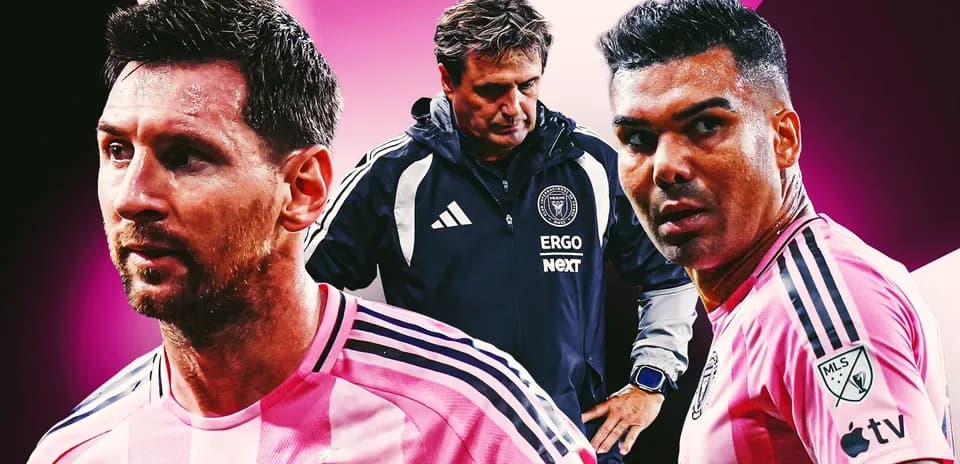 Lionel Messi y Casemiro en primer plano, entrenador detrás