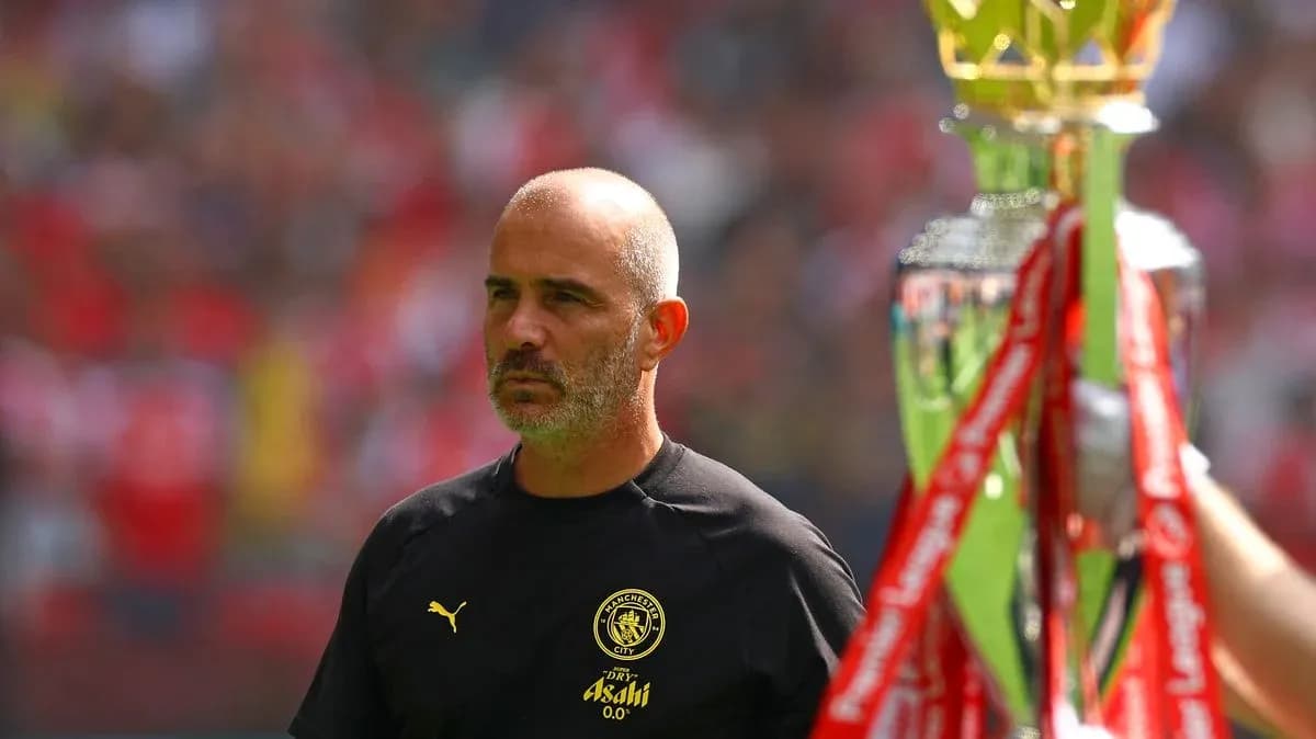 Entrenador de Manchester City junto a trofeo