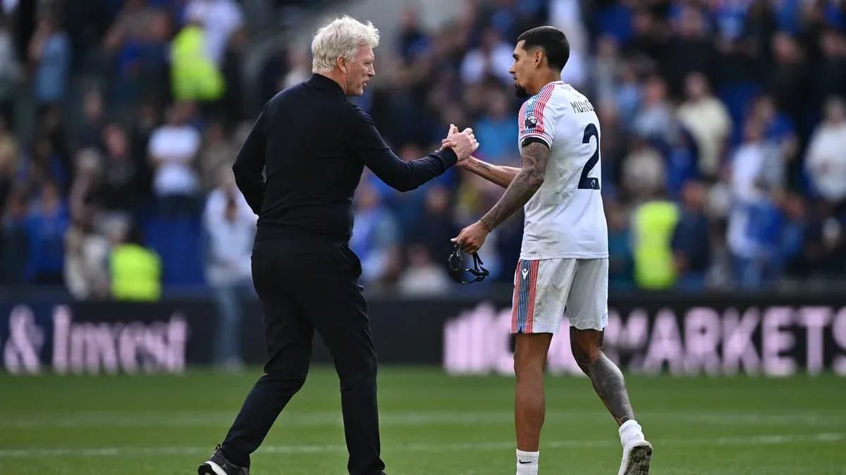 Entrenador saludando a jugador tras el partido