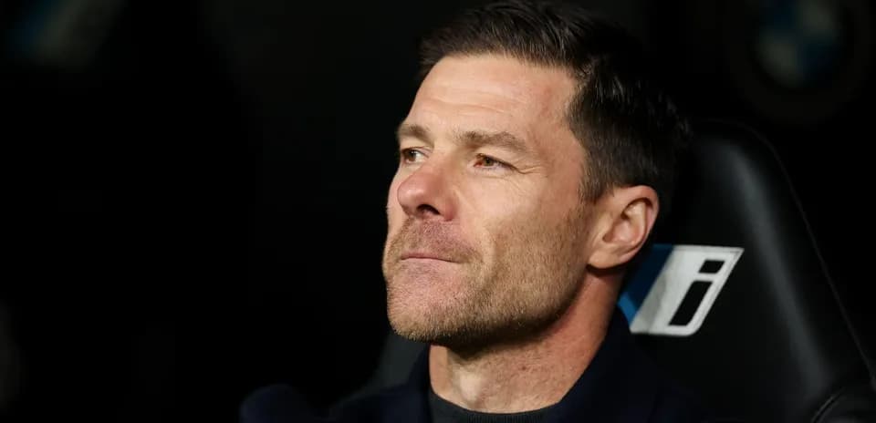 Entrenador observando desde el banquillo del estadio