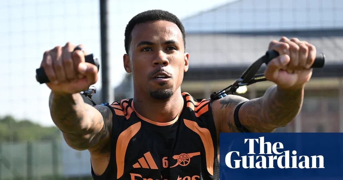 Jugador entrenando con una máquina de resistencia