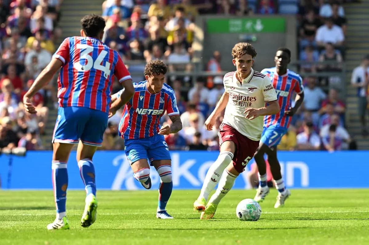 Jugadores de Crystal Palace y Arsenal en acción