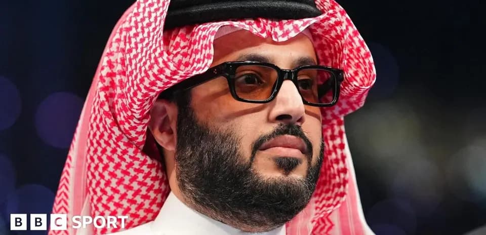 Hombre con gafas y keffiyeh en evento deportivo