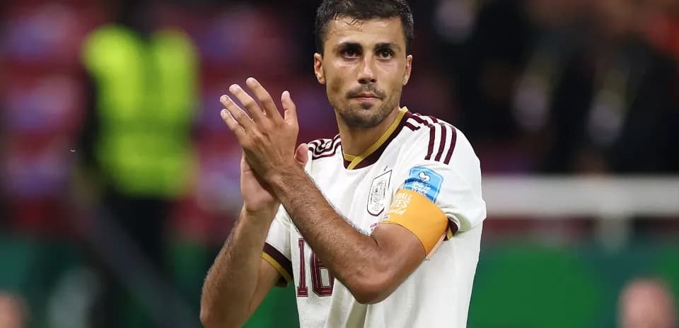 Jugador aplaudiendo después del partido con España