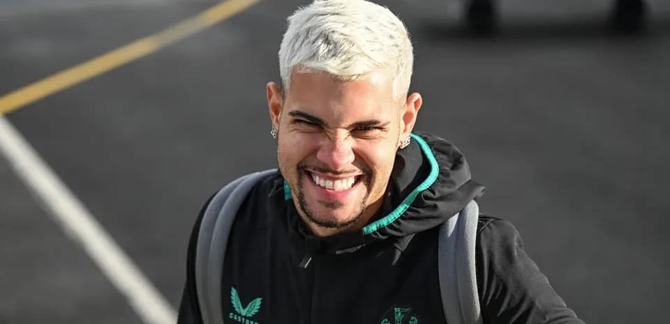 Jugador sonriente con chaqueta de Newcastle United