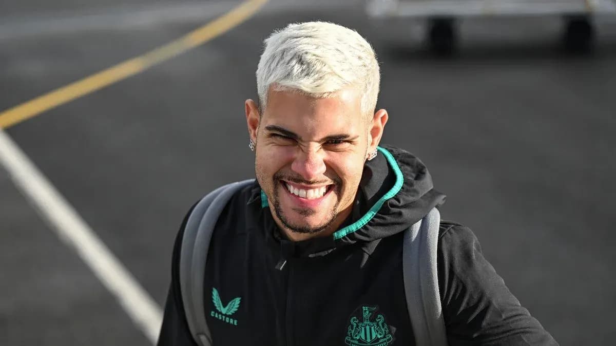 Jugador sonriente con chaqueta de Newcastle United