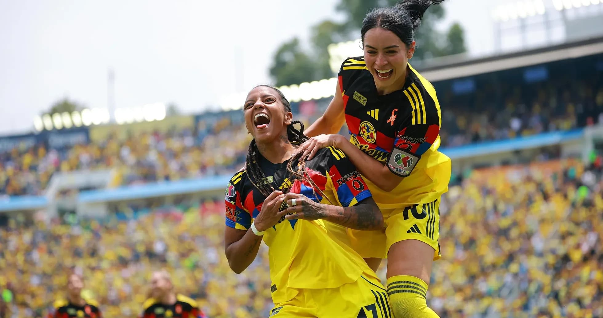 Jugadoras de América celebrando un gol