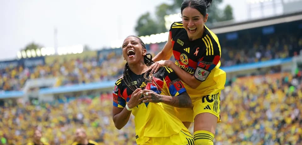 Jugadoras de América celebrando un gol