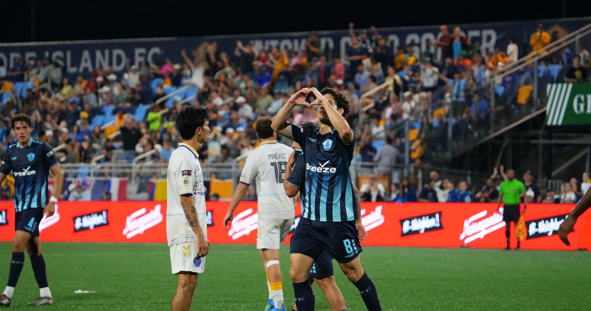 Jugador celebra con un corazón en el campo