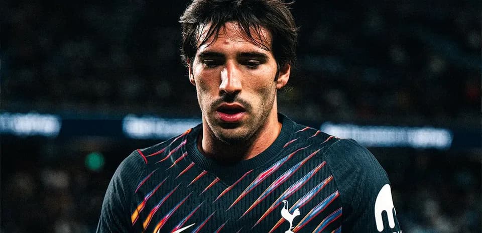 Jugador de Tottenham con camiseta negra en el campo