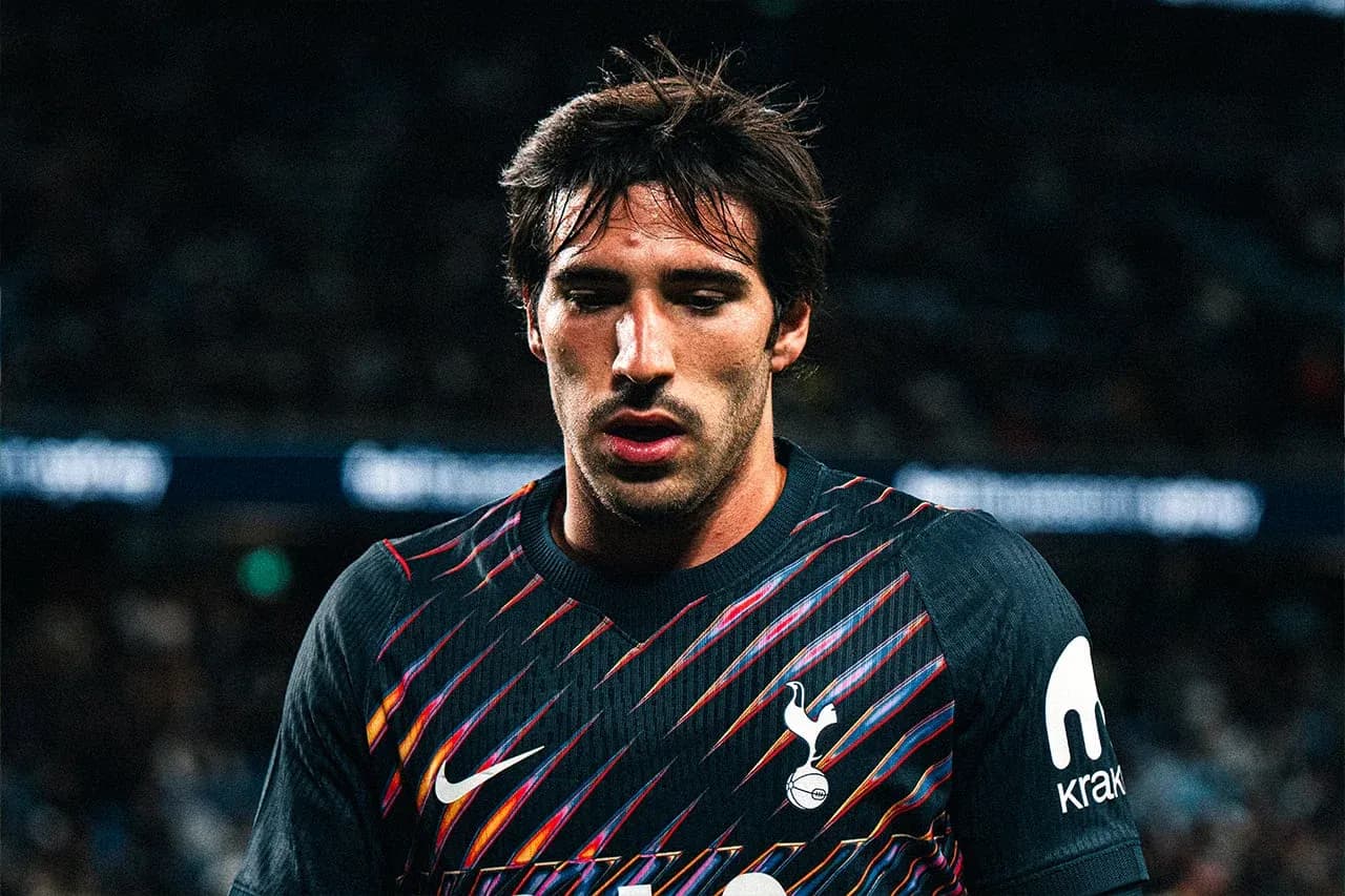 Jugador de Tottenham con camiseta negra en el campo