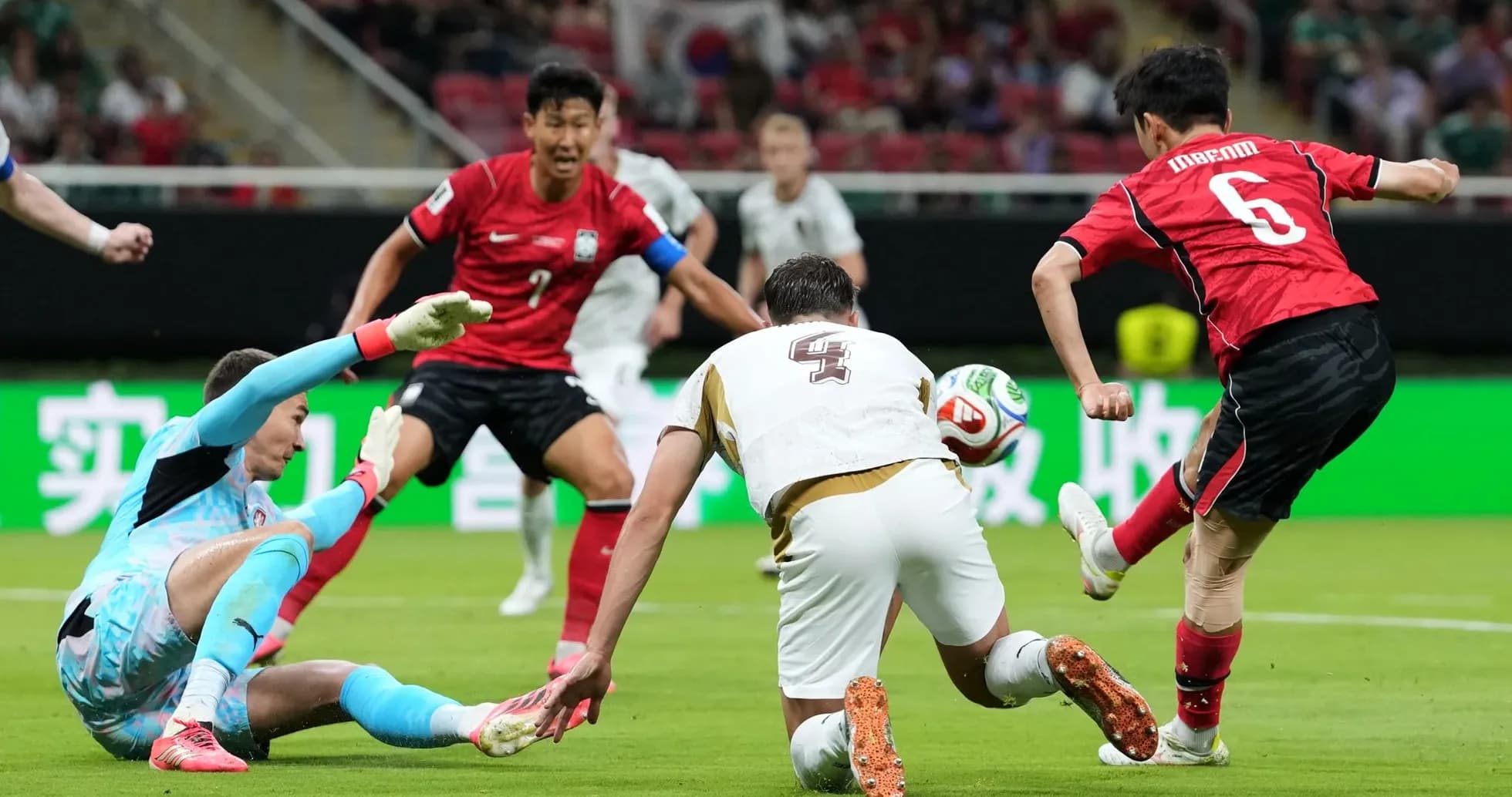 Jugadores de Corea del Sur en acción durante el partido