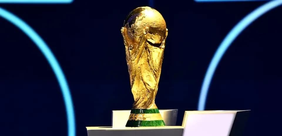 Trofeo de la Copa del Mundo sobre pedestal