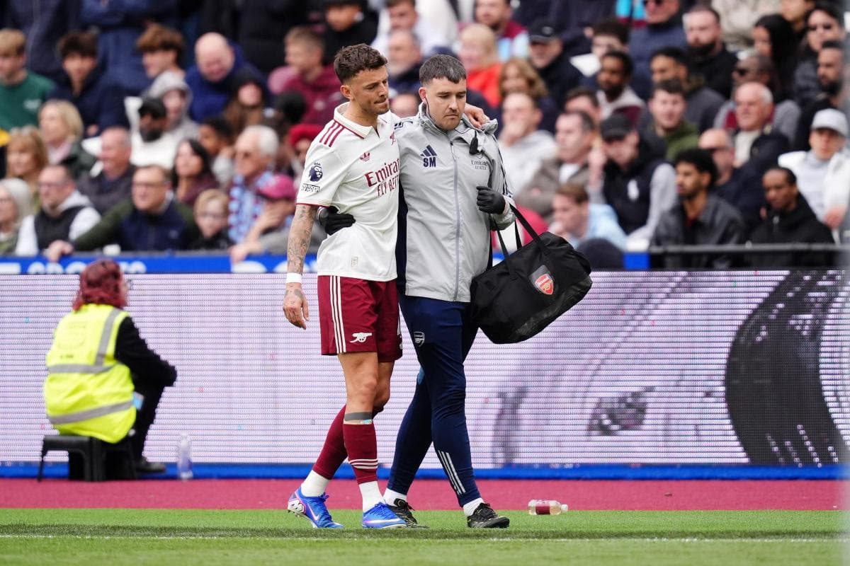 Jugador siendo ayudado por personal médico en el campo