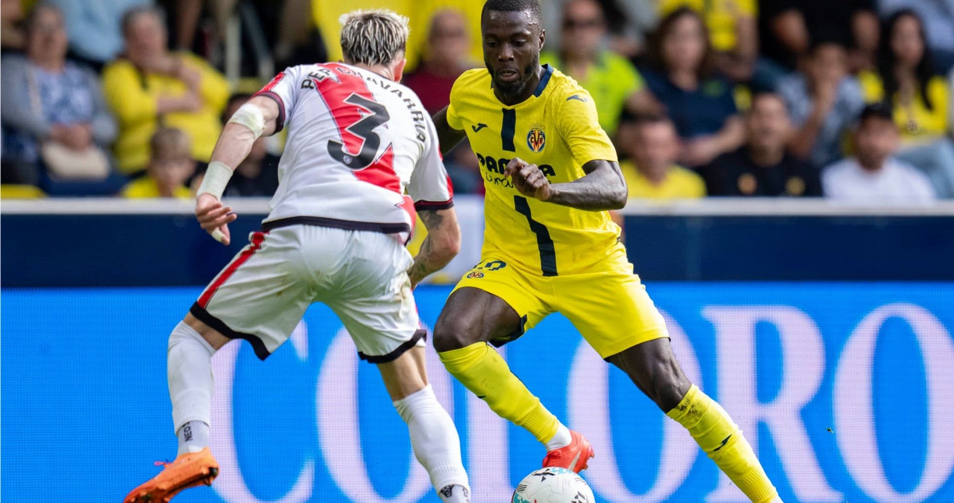 Jugador de Villarreal driblando a rival de Rayo Vallecano