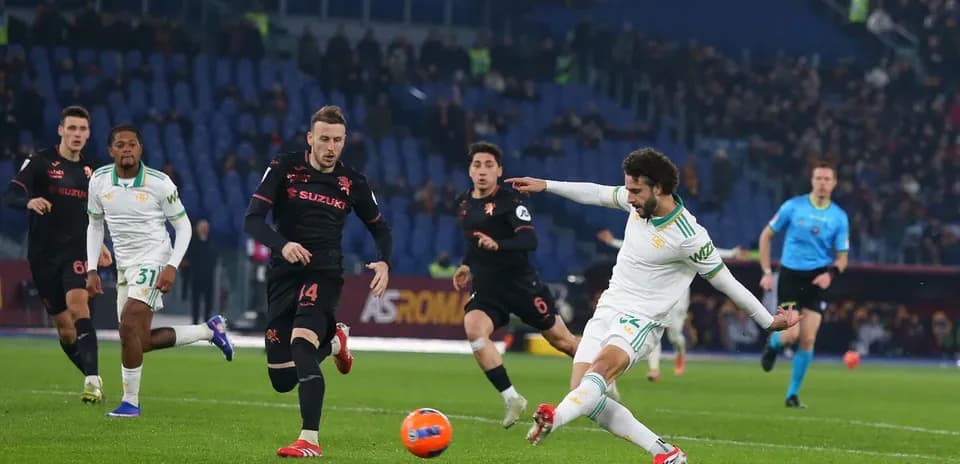 Jugador de AS Roma intentando detener el balón