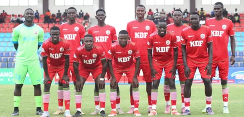 Equipo de fútbol KDF posando en el estadio
