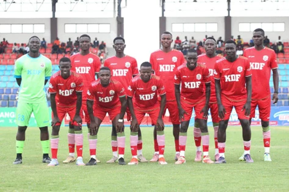 Equipo de fútbol KDF posando en el estadio