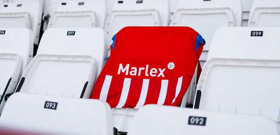 Camiseta roja de Marlex en asiento vacío del estadio