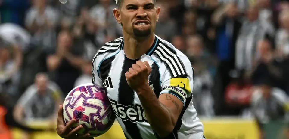 Jugador de Newcastle celebrando con balón en mano