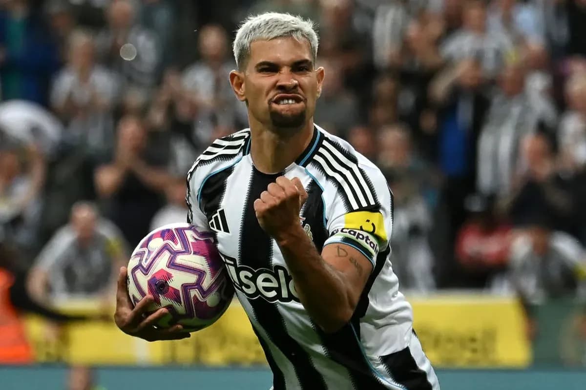 Jugador de Newcastle celebrando con balón en mano
